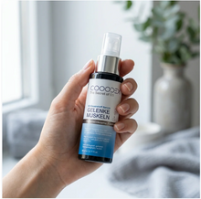 COOODEX Gelenke & Muskeln 80 ml Sauerstoff-Serum in der Hand